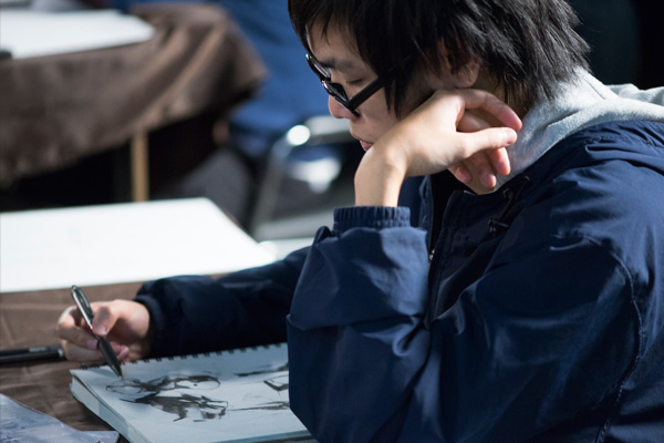 Shuangjian Liu sketching during the Illustrators of the Future Workshop