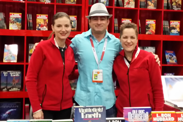 Steve Pantazis at ComicCon 2015 with Emily and Sarah from Galaxy Press