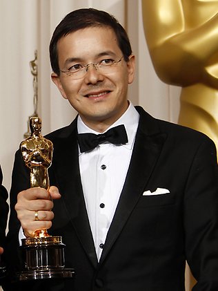 Shaun Tan with his Oscar in 2011