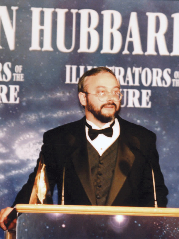 Scott Nicholson accepting the Golden Pen Award 1999